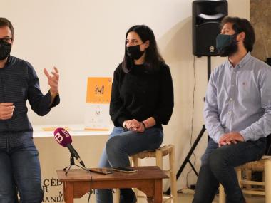 El batle de Manacor, Miquel Oliver, acompanyat de la gerent de la Institució Pública Antoni M. Alcover, Cristina Duran, i el delegat de Cultura, Mateu Marcé. 