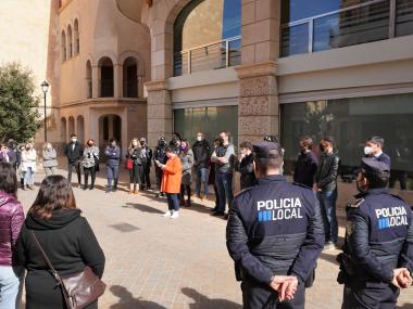 La delegada d'Igualtat, Carme Gomila, ha llegit la declaració institucional en motiu del 8M Dia Internacional de les Dones. 