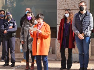 La delegada d'Igualtat, Carme Gomila, ha llegit la declaració institucional en motiu del 8M Dia Internacional de les Dones. 