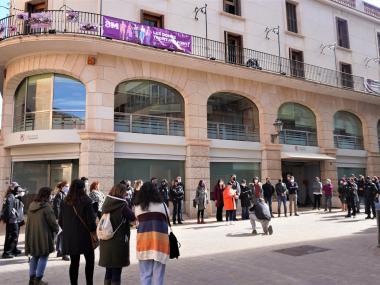 La delegada d'Igualtat, Carme Gomila, ha llegit la declaració institucional en motiu del 8M Dia Internacional de les Dones. 