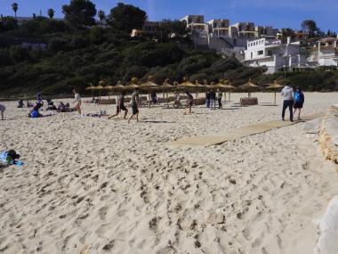 Cala Mendia ja té les gandules i para-sols instal·lats. 