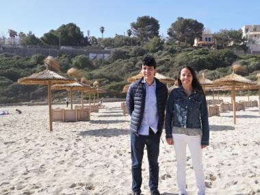 La presidenta de la SAM, Cristina Capó; amb el vicepresident de la SAM, Sebastià Nadal, aquest dilluns a Cala Mendia. 