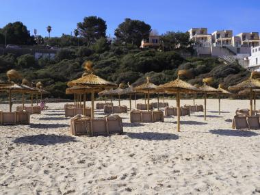 Cala Mendia ja té les gandules i para-sols instal·lats. 