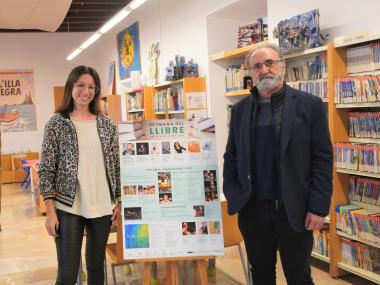 El delegat de Cultura, Mateu Marcé; la tècnica de la Biblioteca de Manacor, Margalida Pascual; i el director del Servei de Biblioteques de Manacor, Antoni Ferrer, durant la presentació de la Setmana del Llibre 2022. 