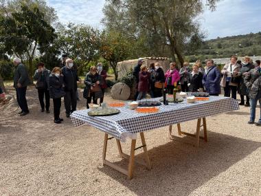 Els assistents gaudiren d'un dinar amb productes de la finca. 
