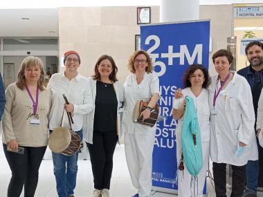 El batle de Manacor, Miquel Oliver, i el delegat de Medi Ambient i Mobilitat, Sebastià Llodrà, amb la gerent de l'Hospital de Manacor, Catalina Vadell, i altres treballadores. 