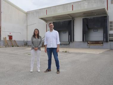 El batle de Manacor, Miquel Oliver, i la delegada responsable de l'Escorxador, Cristina Capó, aquest dimarts a l'Escorxador de Manacor. 