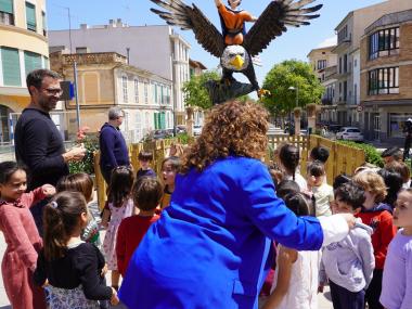 Els més petits han gaudit de la figura de l'àguila i en Bernadet. 