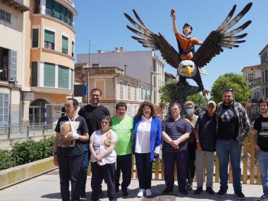 El batle de Manacor, Miquel Oliver, amb la delegada de Comerç, Maria Antònia Truyols, els dos autors de les figures i usuaris d'Aproscom. 