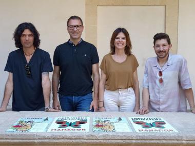 El batle de Manacor, Miquel Oliver, acompanyat del delegat de Festes, Artur Aguiló, el delegat de Fires, Carles Grimalt, i la directora de l'Escola Municipal de Mallorquí, Margalida Rosselló. 