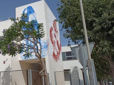Catalina Julve és l'autora dels murals de l'IES Porto Cristo inaugurats avui. 