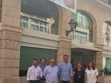 El batle de Manacor, Miquel Oliver, amb la delegada de Comerç, Maria Antònia Truyols, el president de la Cambra de Comerç de Mallorca, Antoni Mercant, i altres representants. 