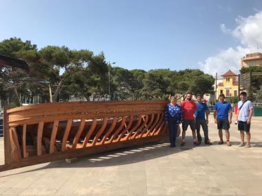 La reproducció del derelicte s'ha instal·lat aquest dimecres de matí a la plaça de l'Aljub de Porto Cristo. 