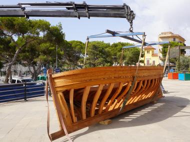 La reproducció del derelicte s'ha instal·lat aquest dimecres de matí a la plaça de l'Aljub de Porto Cristo. 