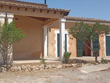 Exterior de l'escola rural de sa Murtera. 