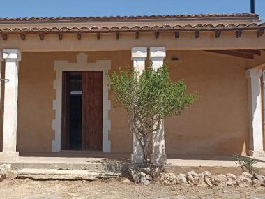 Exterior de l'escola rural de sa Murtera. 