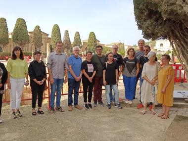 Acompanyat de diversos representants dels col·lectius que han fet feina per la recuperació de la Memòria Històrica a Manacor, el batle Miquel Oliver ha comparegut aquest dijos capvestre des del cementeri de Son Coletes per celebrar la identificació de les restes d'Aurora Picornell