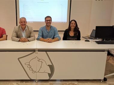 El batle de Manacor, Miquel Oliver, El batle de Manacor, Miquel Oliver, acompanyat pel conseller Alzamora; el director insular de de Suport i Coordinació Municipal Miquel Lluís Mestre; i la delegada d’Activitat econòmica i financera, Cristina Capó.