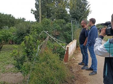 El batle, Miquel Oliver; amb el delegat de Policia Local, Joan Gaià; a la zona on s'han hagut d'evacuar algunes famílies.  