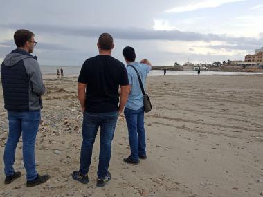 El batle de Manacor, Miquel Oliver; el delegat de Policia Local, Joan Gaià; i el delegat dels nuclis costaners, Sebastià Nadal; aquest divendres a la platja de s'Illot. 
