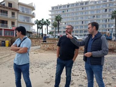 El batle de Manacor, Miquel Oliver; el delegat de Policia Local, Joan Gaià; i el delegat dels nuclis costaners, Sebastià Nadal; aquest divendres a la platja de s'Illot. 