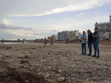 El batle de Manacor, Miquel Oliver; el delegat de Policia Local, Joan Gaià; i el delegat dels nuclis costaners, Sebastià Nadal; aquest divendres a la platja de s'Illot. 