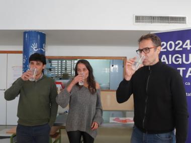 El batle de Manacor, Miquel Oliver; amb la presidenta de la SAM, Cristina Capó; i el vicepresident de la SAM, Sebastià Nadal; aquest dilluns de matí a la cuina del CEIP Jaume Vidal i Alcover
