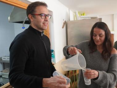 El batle de Manacor, Miquel Oliver; amb la presidenta de la SAM, Cristina Capó; i el vicepresident de la SAM, Sebastià Nadal; aquest dilluns de matí a la cuina del CEIP Jaume Vidal i Alcover