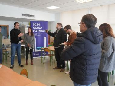 El batle de Manacor, Miquel Oliver; amb la presidenta de la SAM, Cristina Capó; i el vicepresident de la SAM, Sebastià Nadal; aquest dilluns de matí a la cuina del CEIP Jaume Vidal i Alcover