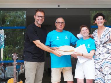 El batle de Manacor, Miquel Oliver, i la delegada de Porto Cristo, Antònia Llodrà, amb els fundadors del Grup d'Excursionistes Els Falcons. 