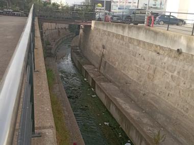 Residus dipositats a la llera del torrent de Manacor..