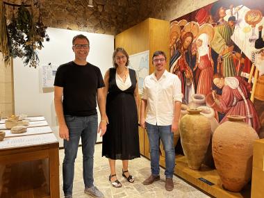 El  batle de Manacor, Miquel Oliver; la directora del Museu d'Història de Manacor, Magdalena Salas; i el delegat de Cultura, Ferran Montero, aquest dijous a la nova sala del Museu. 