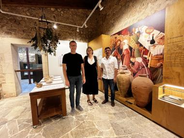 El  batle de Manacor, Miquel Oliver; la directora del Museu d'Història de Manacor, Magdalena Salas; i el delegat de Cultura, Ferran Montero, aquest dijous a la nova sala del Museu. 