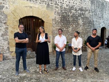 El  batle de Manacor, Miquel Oliver; la directora del Museu d'Història de Manacor, Magdalena Salas; i el delegat de Cultura, Ferran Montero, aquest dijous a la nova sala del Museu, amb altres membres de la corporació municipal. 