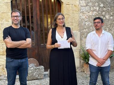 El  batle de Manacor, Miquel Oliver; la directora del Museu d'Història de Manacor, Magdalena Salas; i el delegat de Cultura, Ferran Montero, aquest dijous a la nova sala del Museu. 