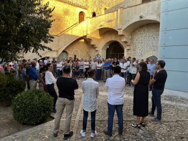 El  batle de Manacor, Miquel Oliver; la directora del Museu d'Història de Manacor, Magdalena Salas; i el delegat de Cultura, Ferran Montero, aquest dijous a la nova sala del Museu, amb altres membres de la corporació municipal. 