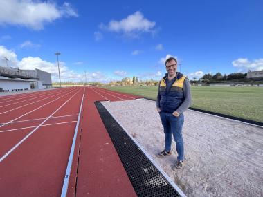 Miquel Oliver, batle de Manacor, visitant la reformada pista d'atletisme. 