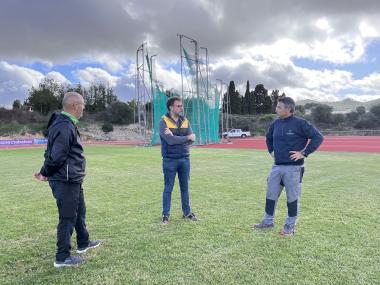 Miquel Oliver, batle de Manacor, visitant la reformada pista d'atletisme. 