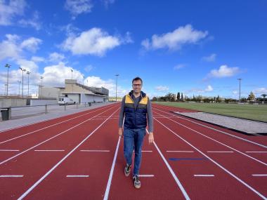 Miquel Oliver, batle de Manacor, visitant la reformada pista d'atletisme. 