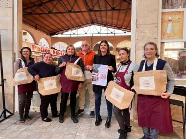 La delegada de Comerç, Paula Asegurado, amb els responsables dels negocis de la plaça. 