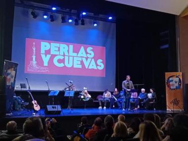 Miquel Oliver durant la seva intervenció en l'acte de comiat de Perlas y Cuevas. 