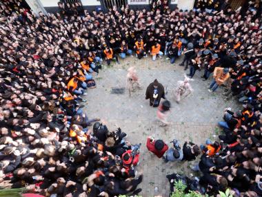 Ball de la colla de dimonis i Sant Antoni davant la Sala. 