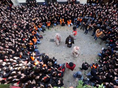 Ball de la colla de dimonis i Sant Antoni davant la Sala. 