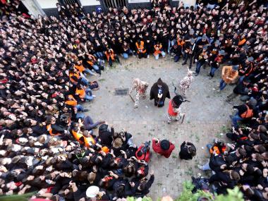 Ball de la colla de dimonis i Sant Antoni davant la Sala. 