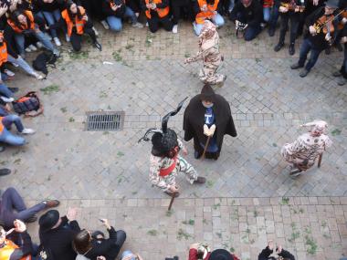 Ball de la colla de dimonis i Sant Antoni davant la Sala. 