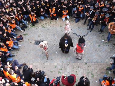 Ball de la colla de dimonis i Sant Antoni davant la Sala. 