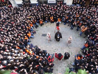 Ball de la colla de dimonis i Sant Antoni davant la Sala. 