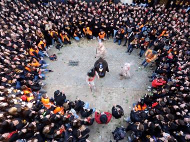 Ball de la colla de dimonis i Sant Antoni davant la Sala. 