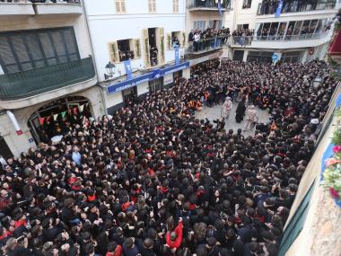 Ball de la colla de dimonis i Sant Antoni davant la Sala. 