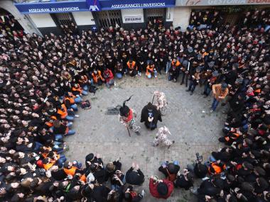 Ball de la colla de dimonis i Sant Antoni davant la Sala. 